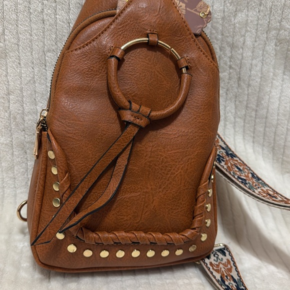 Cognac Leather Crossbody Bag with Patterned Strap - Picture 2 of 8